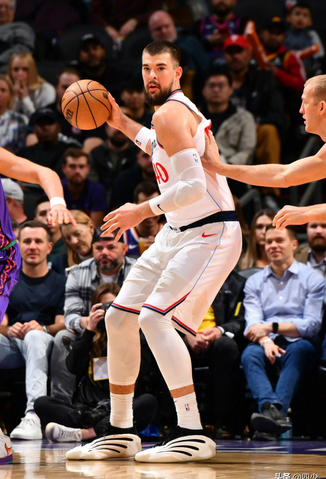 开云首页APP-哈登技术犯规送分，巴萨主帅怒摔战术板！！的简单介绍